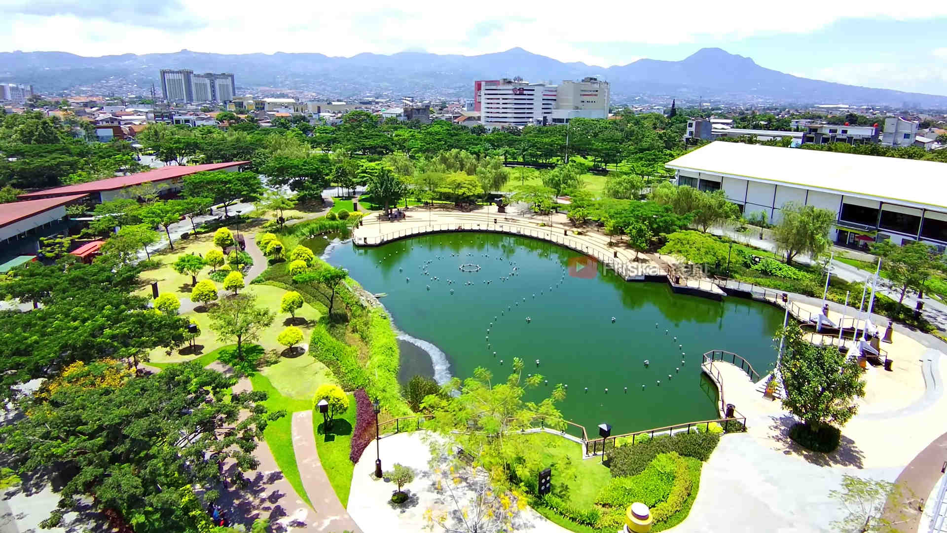Thumbnail untuk artikel: 5 Tempat Wisata di Bandung yang Lagi Hits 2025